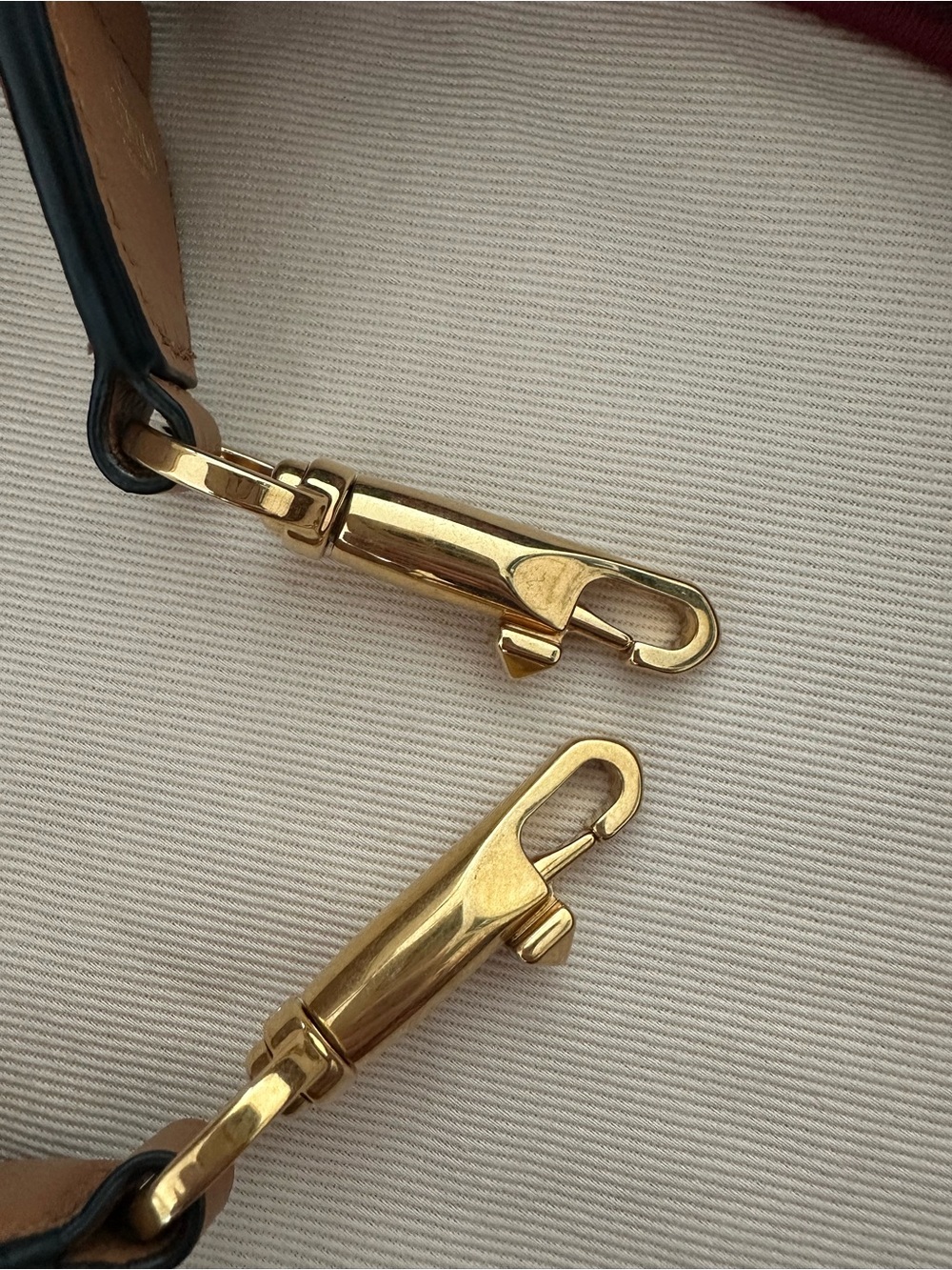 Valentino Garavani Alltime Medium Handbag in Grainy Calfskin - Picture 6 of 7